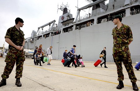 Espanha- 12h06 - Pessoas embarcam no navio militar britânico HMS Albion, na cidade de Santander, com destino a Portsmouth, na Inglaterra. Ao todo, 540 militares e turistas utilizaram o meio de transporte devido ao caos aéreo na Europa.