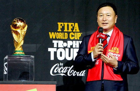 Coreia do Sul - 1h27 - O técnico da equipe sul-coreana de futebol Huh Jung-moo fala durante evento da Turnê da Taça da Copa do Mundo, atualmente em exposição em Seul.