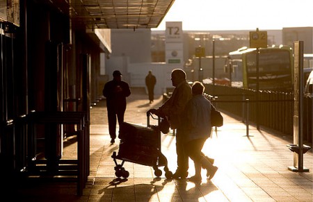 Reino Unido - 5h48 - Passageiros chegam ao Aeroporto Internacional de Glasgow com a esperança de embarcarem em seus voos após dias de fechamento do espaço aéreo europeu por conta da nuvem de cinzas do vulcão islandês Eyjafjallajökull.