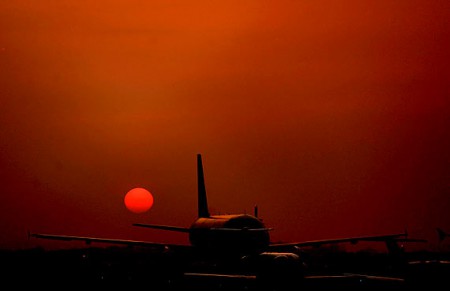 Alemanha - 6h - Um avião é visto no pátio durante o amanhecer do sol no aeroporto de Düsseldorf.