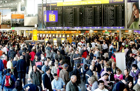 Alemanha - 8h33 - Pessoas lotam o saguão do aeroporto de Frankfurt, enquanto aguardam pela liberação dos voos. O espaço aéreo alemão permanecerá fechado até pelo menos às 15h (horário de Brasília) desta terça-feira.