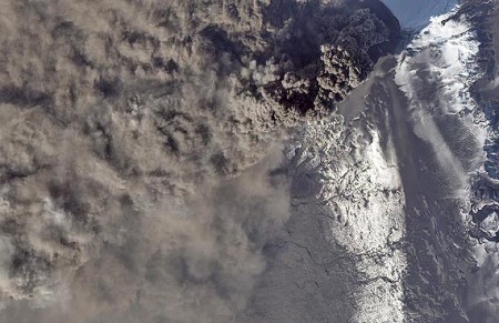 Islândia - 9h05 - Vista aérea mostra coluna de fumaça sendo expelida pelo vulcão da geleira Eyjafjallajokull, nesta terça-feira