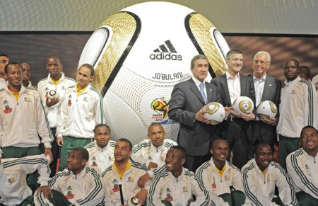 A Adidas apresentou nesta terça-feira a bola que será usada na final da Copa do Mundo. O evento contou ainda com a participação de Franz Beckenbauer, principal jogador da história do futebol alemão