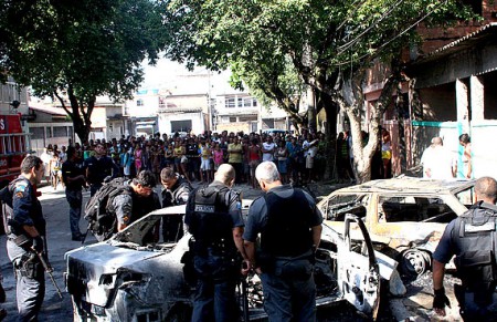 Brasil - 11h07 - Populares observam policiais no local onde terminou uma perseguição a suspeitos, na Vila Aliança, em Bangu, na zona oeste do Rio de Janeiro.